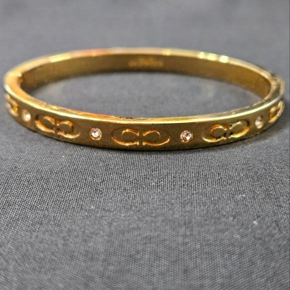 Coach Signature Gold Tone Kissing C Hinged Bangle Bracelet W/ Embedded Crystals - Picture 1 of 10